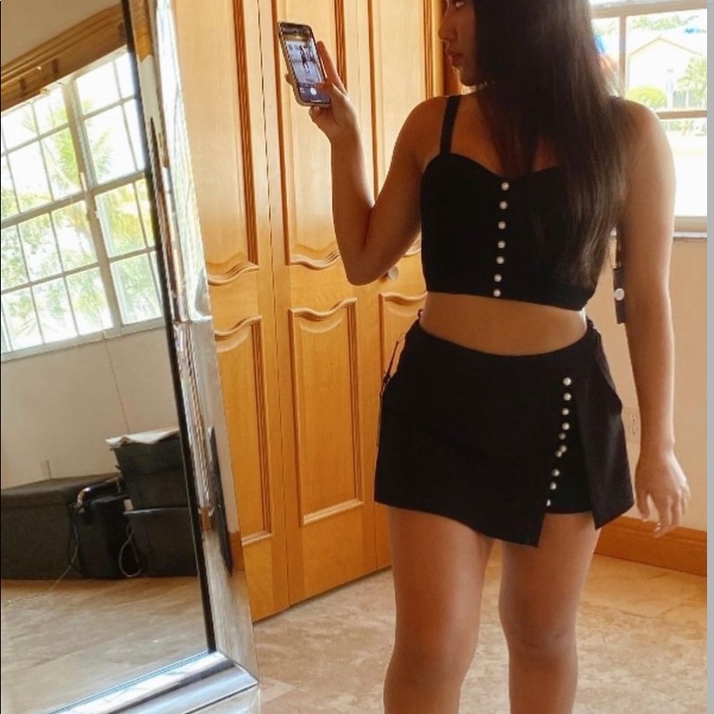 Black Pearl Detailed Set (Top and Skort) - Picture 2 of 2